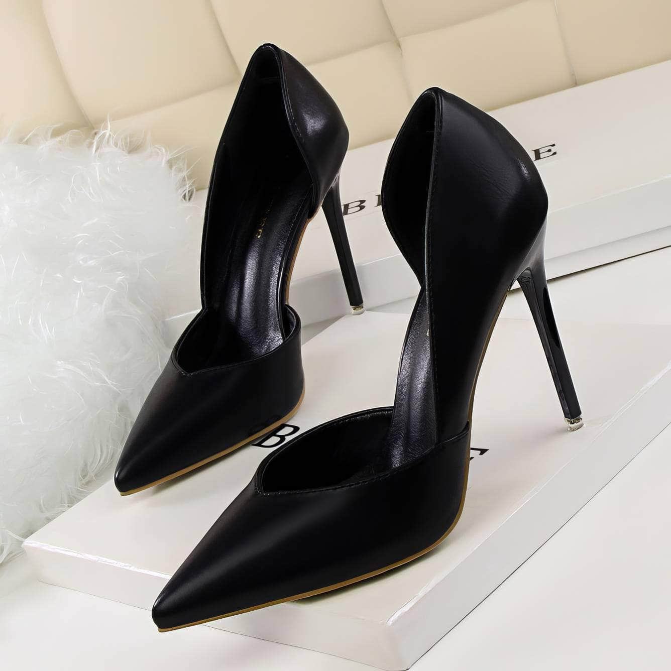 Ankle Cut-Out Pointy Toe Stilettos EU 33 / Black / 10.5CM