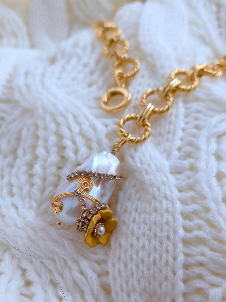 Baroque Pearl Pendant Vintage Monnette Necklace Gold / Necklace