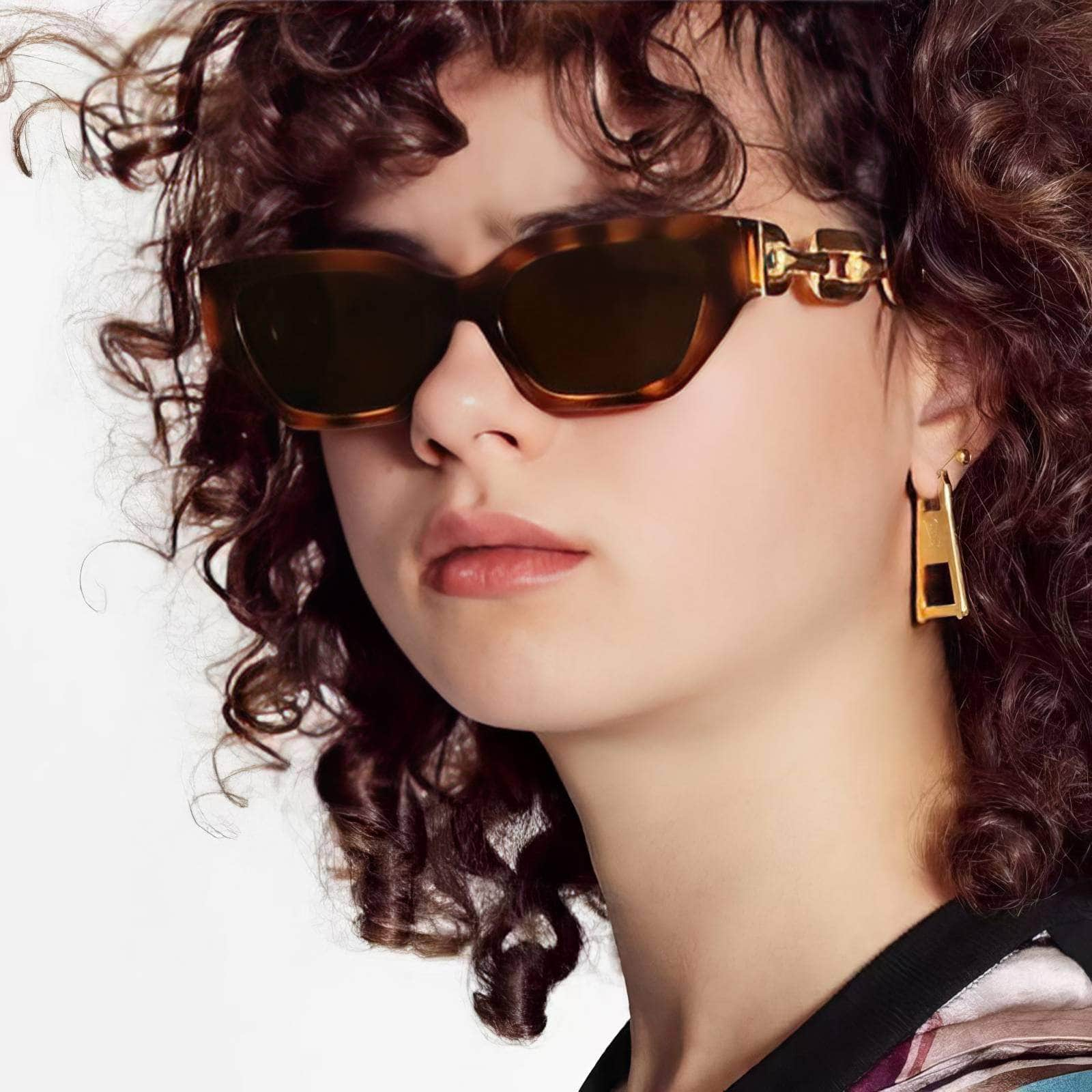 Charm Mirror Lens Chain Detailed Sunglasses