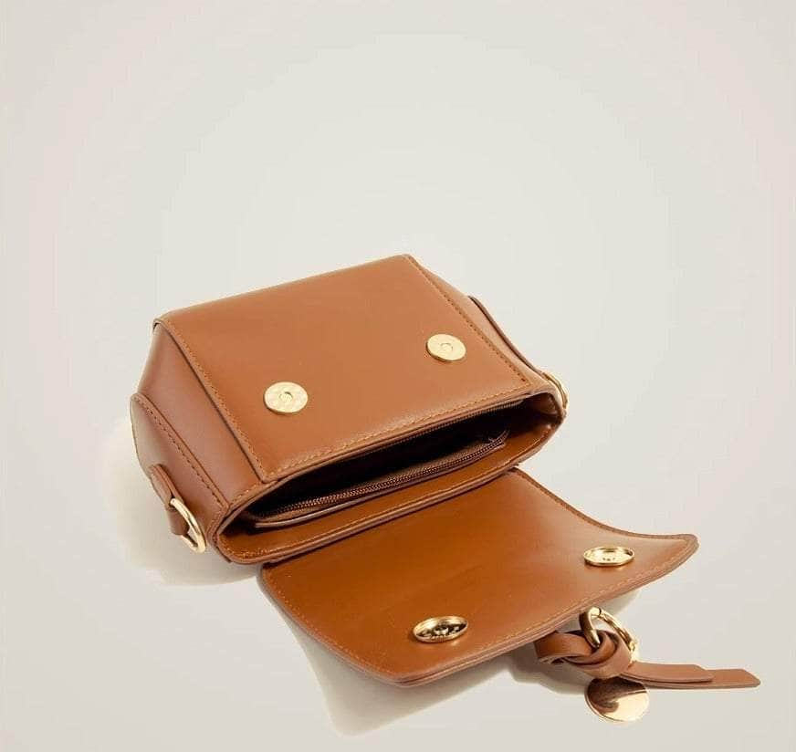 Chic Crossbody Leather Handbag