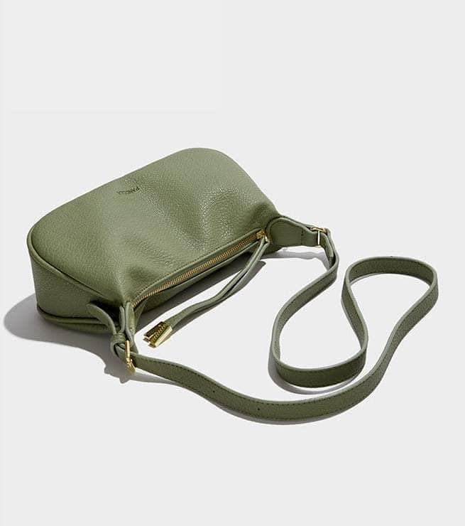 Classic Shoulder Bag with a Retro Vibe