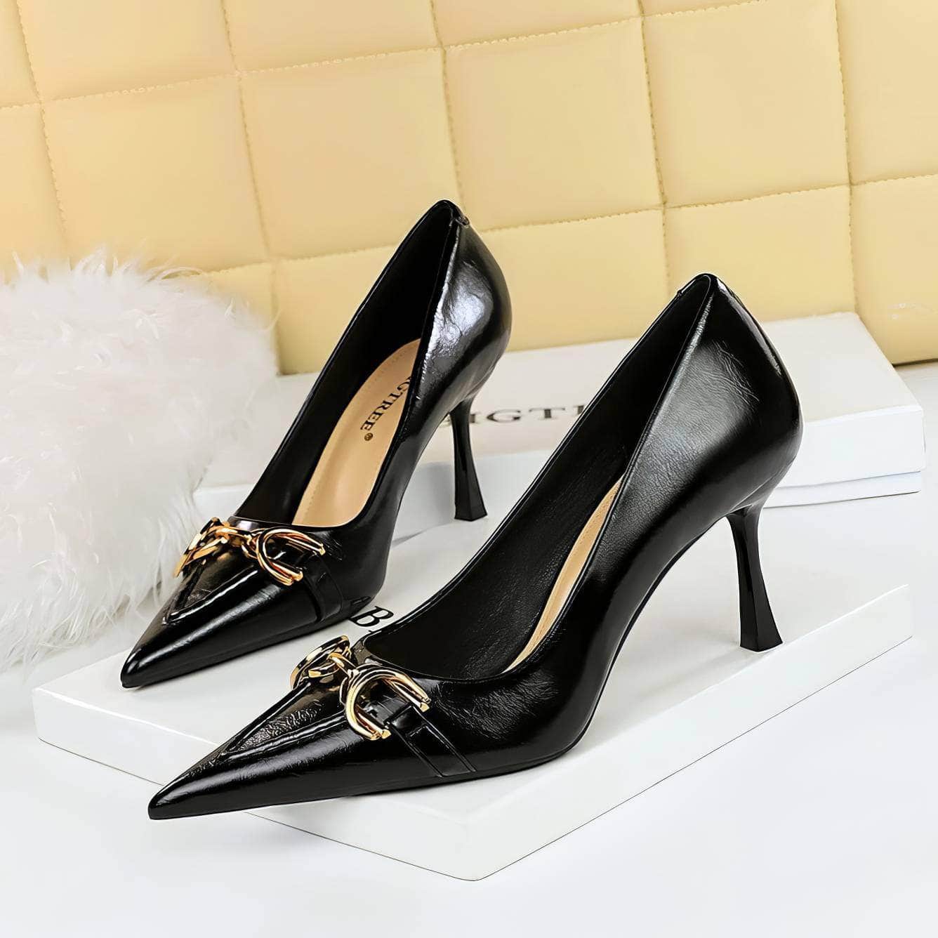 Embroidery Detailed Metallic Chain Pointed Toe Court Heels EU 33 / Black / 8CM