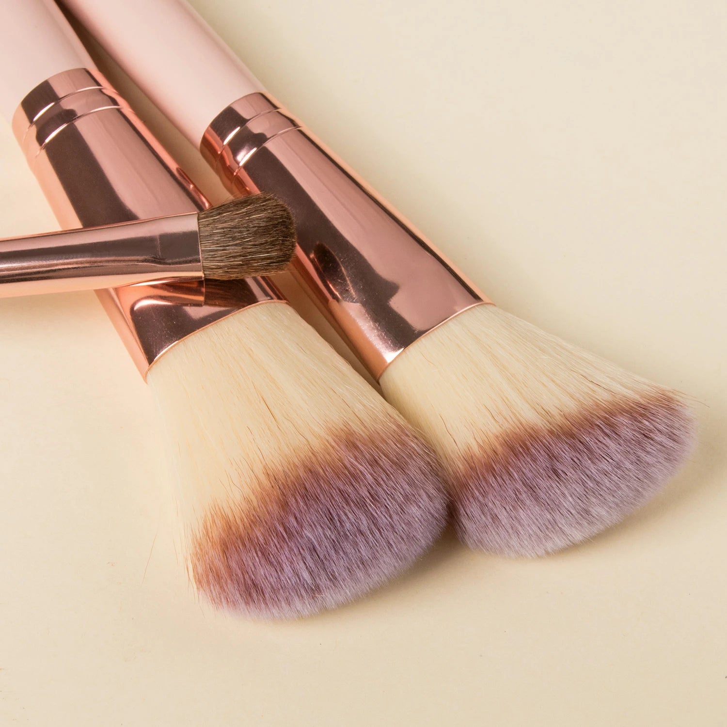 High-End Professional Makeup Brushes Set: Blush, Powder, Eyeshadow, Eyebrow, Foundation - Beauty Makeup Tools in a Stylish Bucket