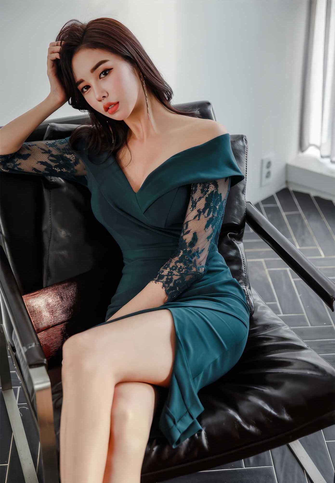 Off-shoulder Lace Detailed Front Slit Dress