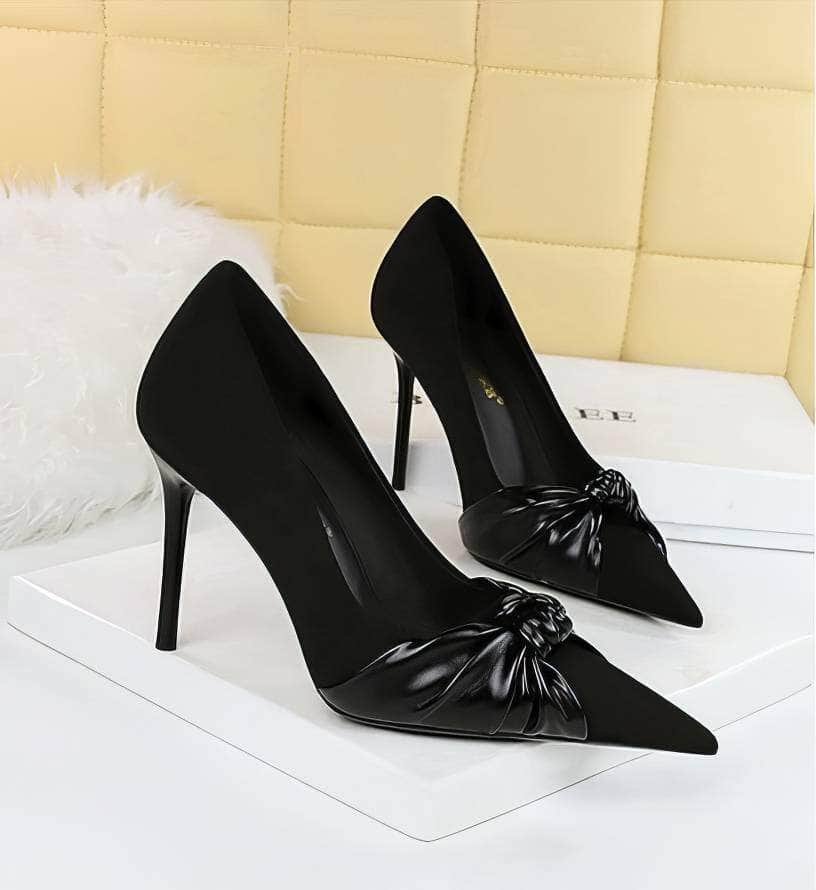 Pointed Toe Bow Detailed Suede Pumps