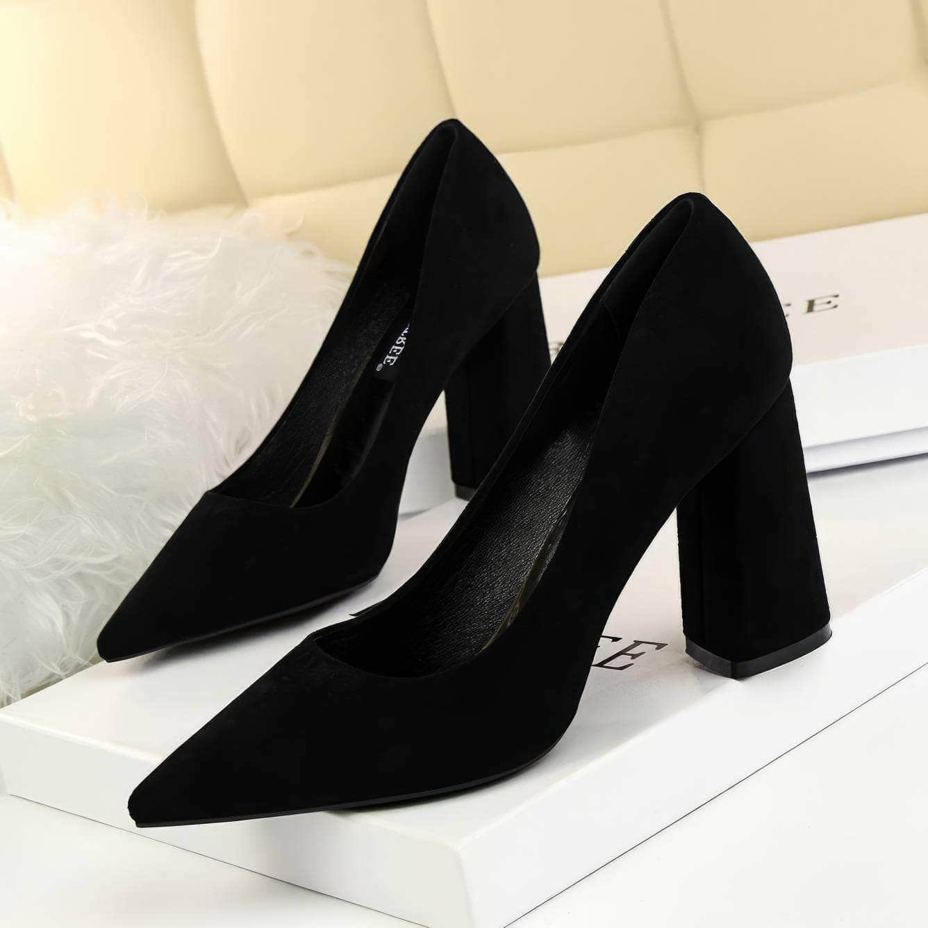 Pointed Toes Vintage Suede Square Pumps EU 33 / Black / 8.5CM