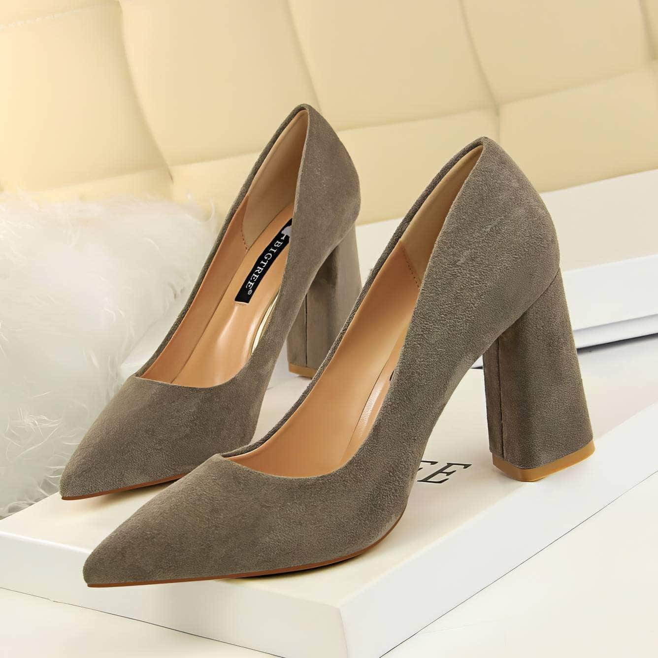 Pointed Toes Vintage Suede Square Pumps EU 33 / Gray / 8.5CM