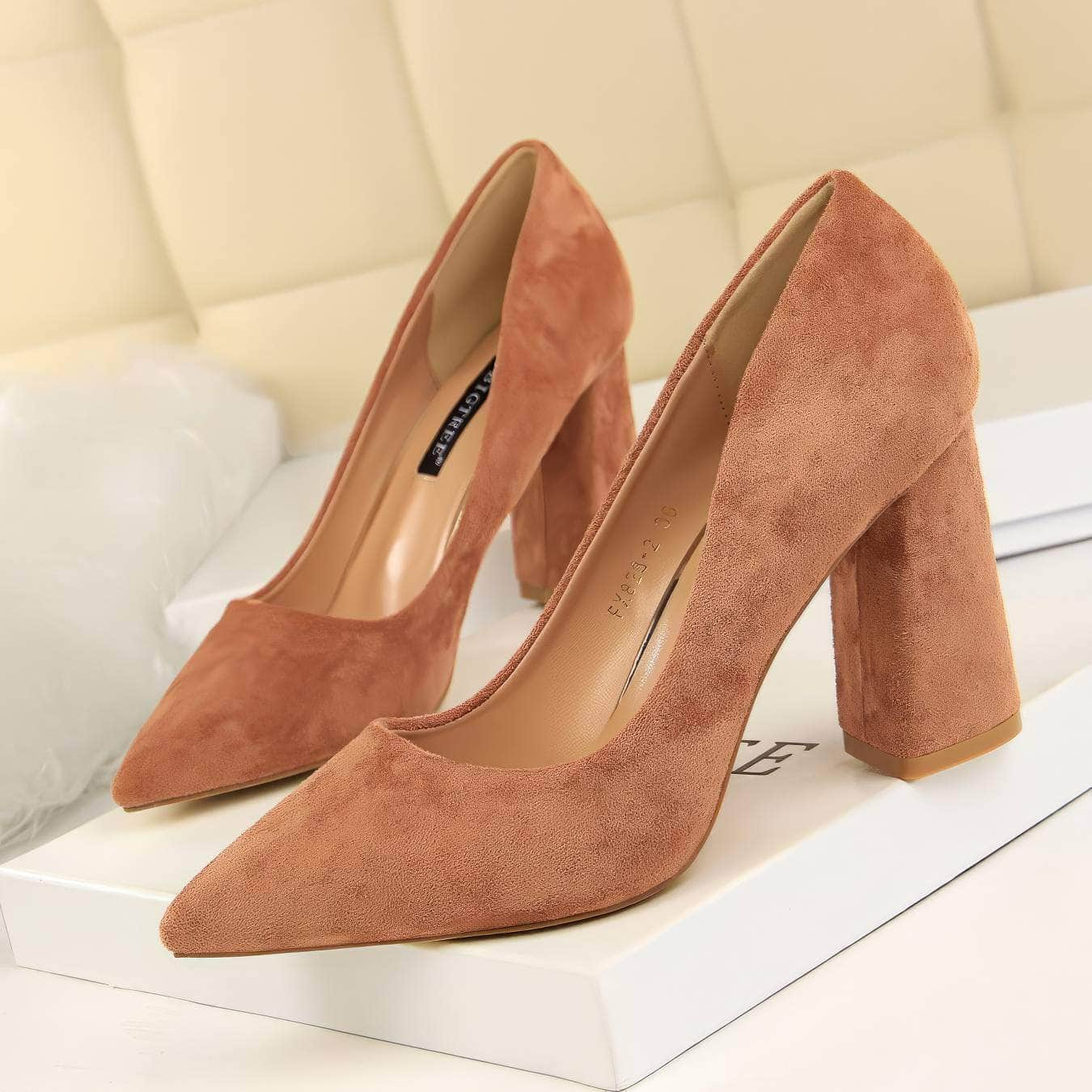 Pointed Toes Vintage Suede Square Pumps EU 33 / Pink / 8.5CM