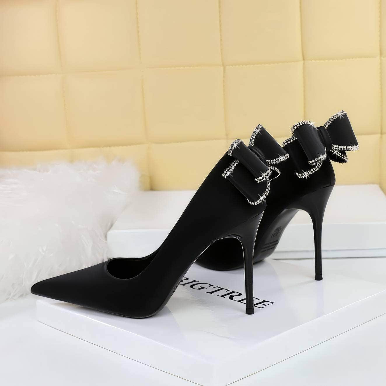 Rhinestone Bow Detailed Banquet Pumps