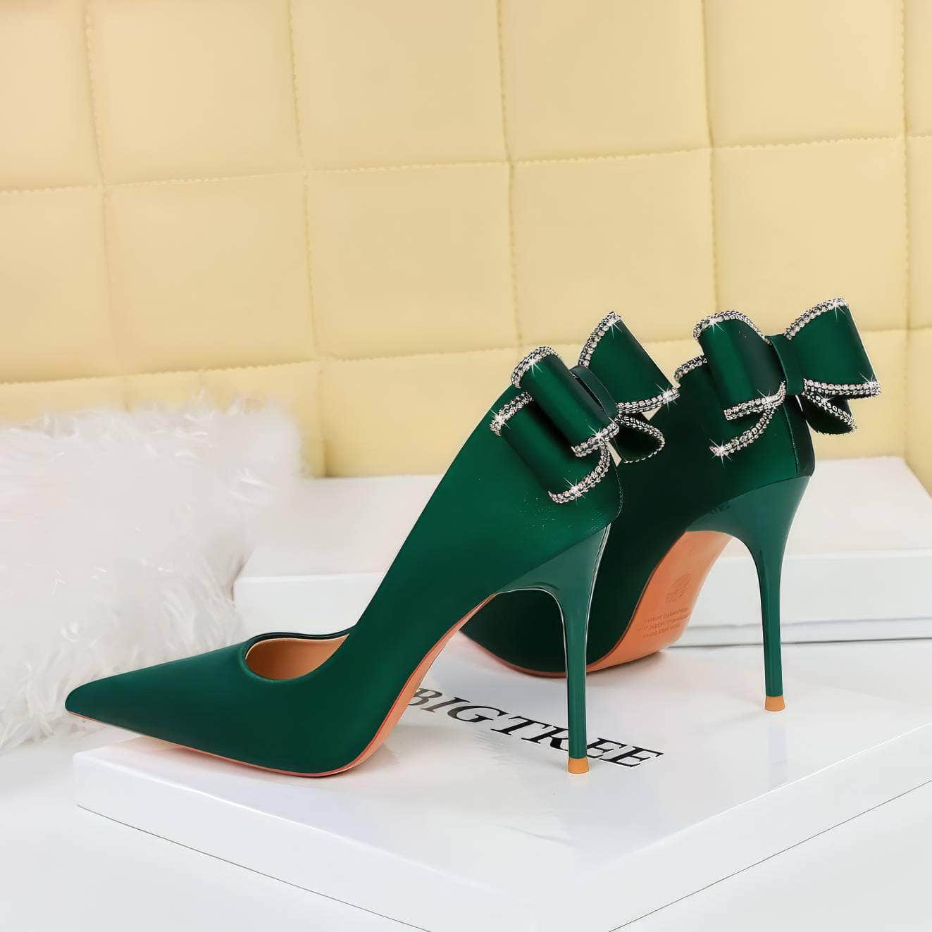 Rhinestone Bow Detailed Banquet Pumps