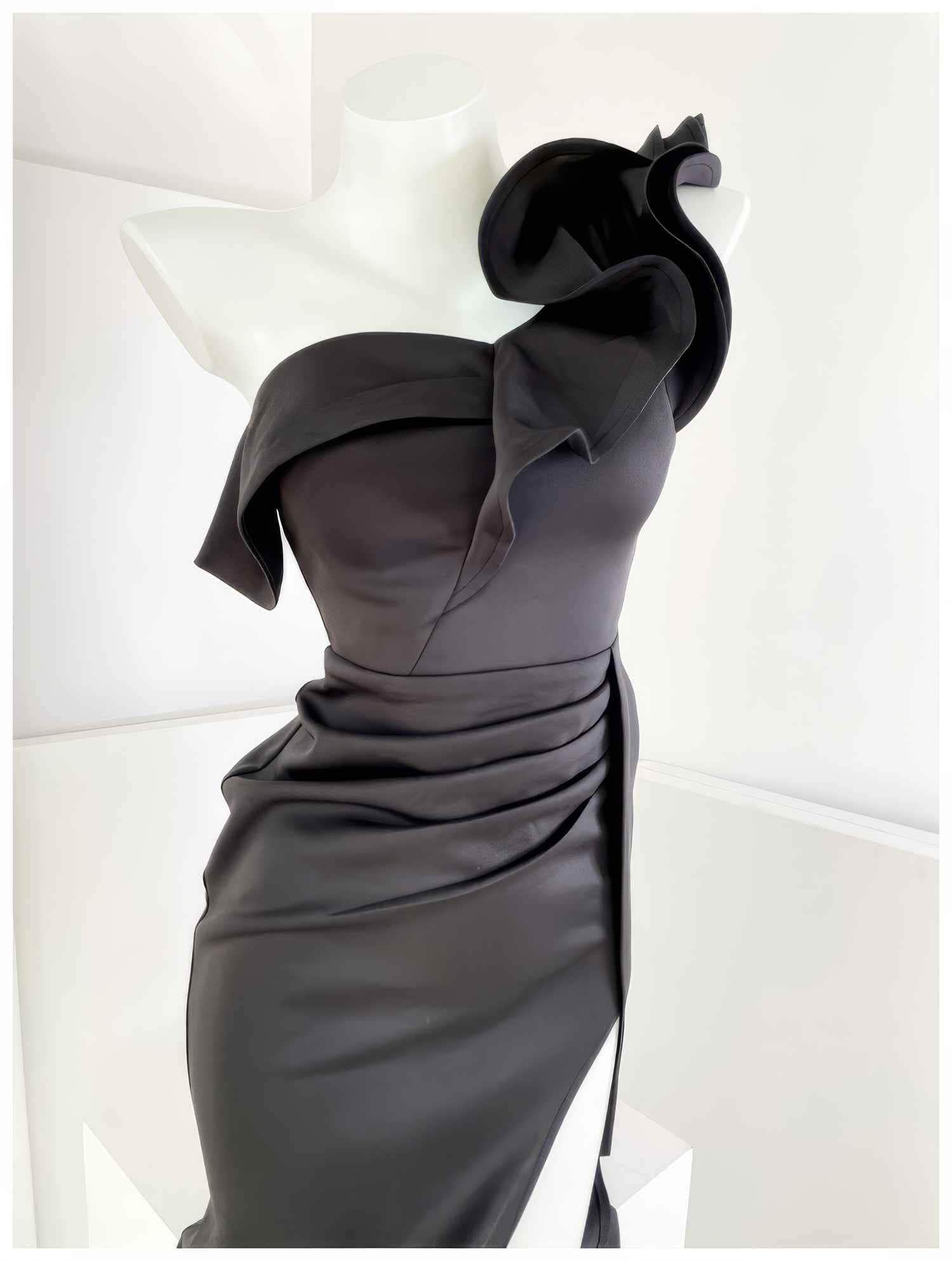 Side-Slit Ruffled One-Shoulder Mermaid Dress S / Black