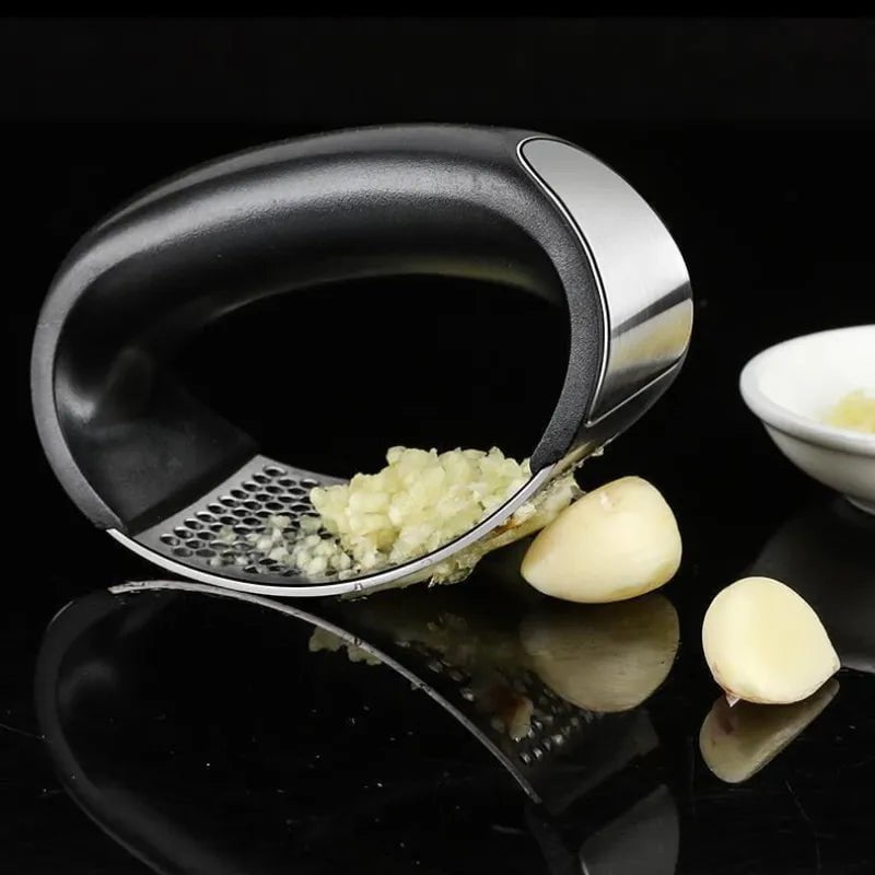 Stainless Steel Garlic Press: Manual Crusher and Mincer - Kitchen Gadget for Chopping Garlic, Fruit, and Vegetables Garlic Press