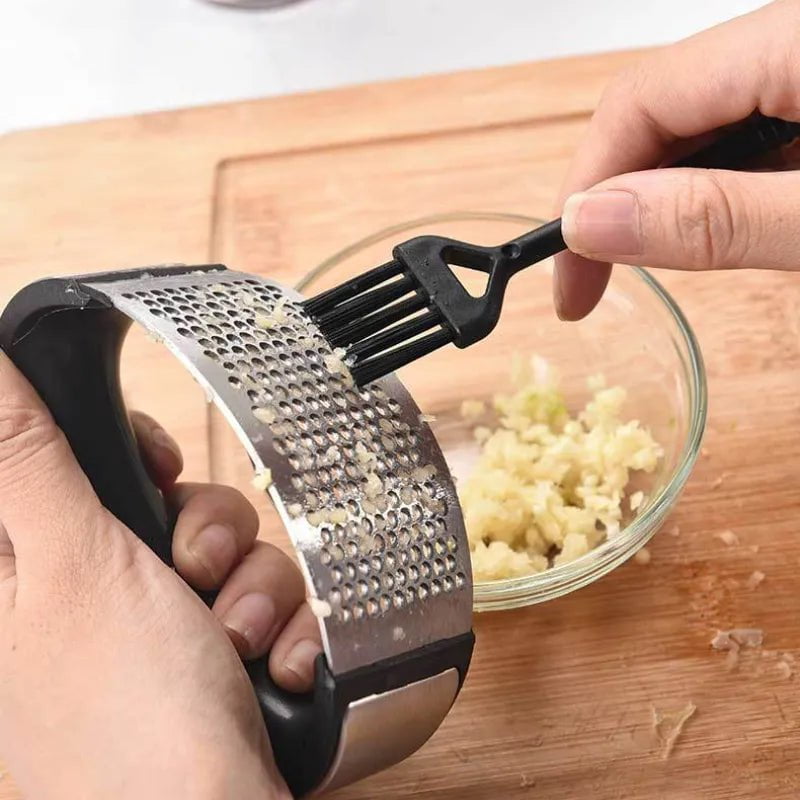 Stainless Steel Garlic Press: Manual Crusher and Mincer - Kitchen Gadget for Chopping Garlic, Fruit, and Vegetables Garlic Press